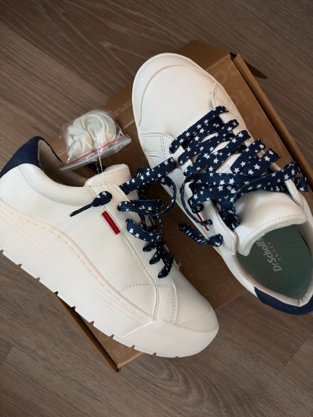NEW Dr. Scholl's Time Off Sneakers White Blue Red Star Laces Womens 7.5 With Box
